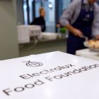 Die Electrolux Food Foundation fördert seit 2016 nachhaltige Ernährungsgewohnheiten und unterstützt bedürftige Menschen durch Bildungsangebote, berufliche Qualifizierung und Mahlzeitenspenden.