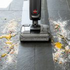 Der Bissell CrossWave Reach Plus saugt und wischt Hartböden in einem Durchgang
