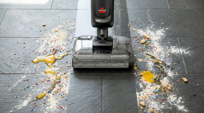 Der Bissell CrossWave Reach Plus saugt und wischt Hartböden in einem Durchgang