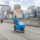 Coolblue baut seinen eigenen Fahrradlieferservice in Deutschland weiter aus. Inzwischen sind die blauen Cargo-Bikes in fünf Metropolregionen unterwegs und übernehmen die Zustellung kleinerer Elektronikprodukte direkt an die Kunden. (Bild: Coolblue)