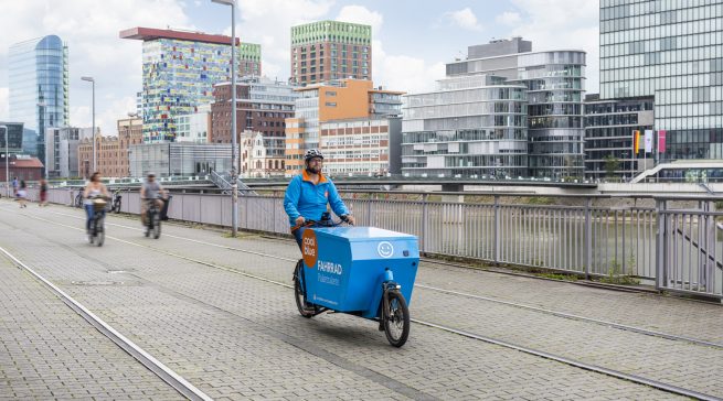 Coolblue baut seinen eigenen Fahrradlieferservice in Deutschland weiter aus. Inzwischen sind die blauen Cargo-Bikes in fünf Metropolregionen unterwegs und übernehmen die Zustellung kleinerer Elektronikprodukte direkt an die Kunden. (Bild: Coolblue)