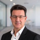 Danyal Riediger (Danyal Riediger, Head of Sales Small Domestic Appliances, Hisense Gorenje Germany GmbH) übernimmt die Vertriebsleitung für Elektrokleingeräte. Sühel Semerci verantwortet den Großgerätebereich bis zu einer Neubesetzung in Personalunion. Foto: Hisense/Gorenje. Hintergrund AI generated.