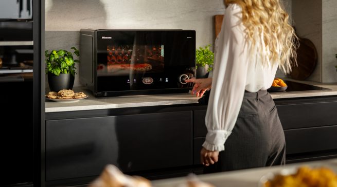 Der Hisense SpeedOven H28SO1 vereint sieben Küchenfunktionen und bietet einen 28-Liter-Garraum ohne Drehteller.