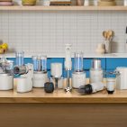 Die KitchenAid Go Cordless-Kollektion ist neben Matt Schwarz jetzt auch in Porcelain White erhältlich. Die neue Farbvariante umfasst das gesamte kabellose Küchengerätesortiment. (Bild: KitchenAid)