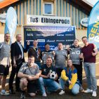 EURONICS übergibt Technik-Upgrade an TuS Elbingerode 1867 e.V. Zu sehen: Oben v.l.n.r.: Max Niemsch (TuS), Mario Kindzierski (Liebherr), Tatjana Lochmüller (EURONICS Deutschland eG), Duc Huy Nguyen (TuS) , Jonathan Bieder (TuS), Steffen Bieder (TuS), Andreas Hintze (AEG). Unten v.l.n.r: Johannes Bieder (TuS), Niklas Eisenkolb (TuS), Vanessa Walter (EURONICS Deutschland eG). (c) Gorilla Media GmbH