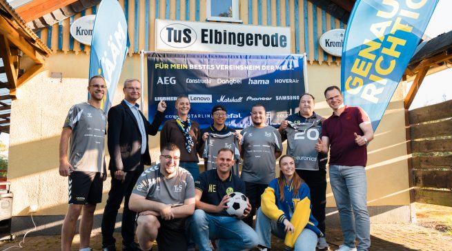 EURONICS übergibt Technik-Upgrade an TuS Elbingerode 1867 e.V. Zu sehen: Oben v.l.n.r.: Max Niemsch (TuS), Mario Kindzierski (Liebherr), Tatjana Lochmüller (EURONICS Deutschland eG), Duc Huy Nguyen (TuS) , Jonathan Bieder (TuS), Steffen Bieder (TuS), Andreas Hintze (AEG). Unten v.l.n.r: Johannes Bieder (TuS), Niklas Eisenkolb (TuS), Vanessa Walter (EURONICS Deutschland eG). (c) Gorilla Media GmbH