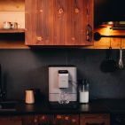 Die Nivona Nivo 7‘105 in Grau kombiniert ein reduziertes Design mit 2,4-Zoll-Touchdisplay, fünf Brühprofilen und automatischer Milchsystemreinigung.