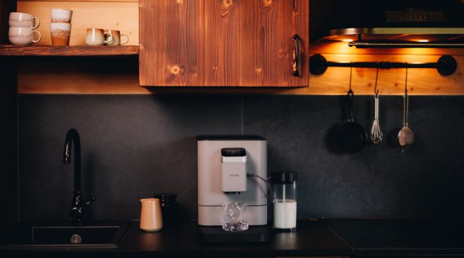 Die Nivona Nivo 7‘105 in Grau kombiniert ein reduziertes Design mit 2,4-Zoll-Touchdisplay, fünf Brühprofilen und automatischer Milchsystemreinigung.
