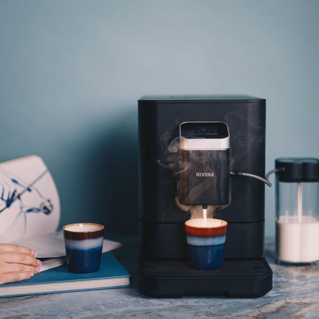 Die Nivona Nivo 7‘101 in Schwarz bietet individuelle Kaffeezubereitung mit fünf Brühprofilen, zwölf speicherbaren Rezepten und kompakter Touch-Bedienung.