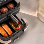 Die neue Tefal Ever Fry Trio verfügt über drei unabhängig steuerbare Garzonen und ein Fassungsvermögen von bis zu zwölf Litern. Dank Sync-Funktion lassen sich verschiedene Speisen gleichzeitig fertigstellen. (Bild: Tefal)