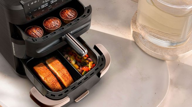 Die neue Tefal Ever Fry Trio verfügt über drei unabhängig steuerbare Garzonen und ein Fassungsvermögen von bis zu zwölf Litern. Dank Sync-Funktion lassen sich verschiedene Speisen gleichzeitig fertigstellen. (Bild: Tefal)