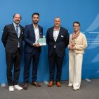 v.l.n.r.: Marc Gebauer (Sprecher der Initiative Pro Recyclingpapier), Barlas Topal (Bereichsleiter Einkauf bei Sonepar), Ulrich Angeli (Vice President Procurement bei Sonepar) und die Parlamentarische Staatssekretärin Rita Schwarzelühr-Sutter bei der Auszeichnung von Sonepar als „Umsteller des Jahres 2026“ in Berlin. © IPR/Mark Bollhorst
