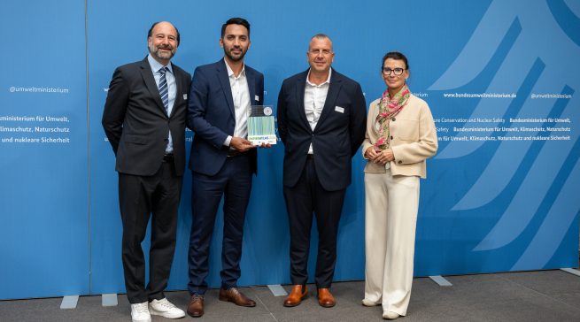 v.l.n.r.: Marc Gebauer (Sprecher der Initiative Pro Recyclingpapier), Barlas Topal (Bereichsleiter Einkauf bei Sonepar), Ulrich Angeli (Vice President Procurement bei Sonepar) und die Parlamentarische Staatssekretärin Rita Schwarzelühr-Sutter bei der Auszeichnung von Sonepar als „Umsteller des Jahres 2026“ in Berlin. © IPR/Mark Bollhorst