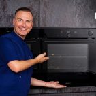 Tim Raue präsentiert die neuen Einbaubacköfen seiner gemeinsamen Produktedition mit der MediaMarktSaturn-Eigenmarke Koenic. Die drei Modelle mit unterschiedlichen Ausstattungsschwerpunkten sind ab Mitte November 2026 erhältlich. (Bild: MediaMarktSaturn)