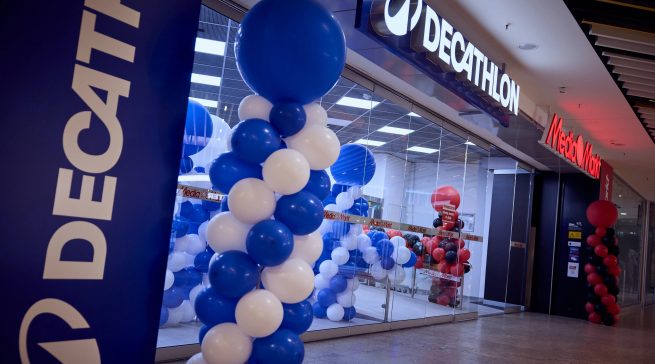 Decathlon und MediaMarktSaturn erweitern ihre Zusammenarbeit um vier Store-in-Store-Flächen, die Sportausrüstung und Consumer Electronics an gemeinsamen Standorten verbinden.