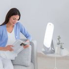 Eine Lichttherapie mit einer Tageslichtlampe kann Lichtmangelerscheinungen in der dunkleren Jahreszeit entgegenwirken.