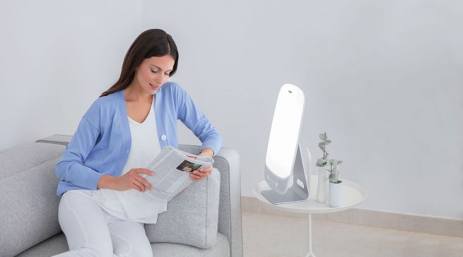 Eine Lichttherapie mit einer Tageslichtlampe kann Lichtmangelerscheinungen in der dunkleren Jahreszeit entgegenwirken.