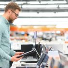 Der NIQ Consumer Outlook 2027 zeigt eine stärkere Priorisierung der Konsumausgaben. Elektronik sowie große und kleine Hausgeräte gehören zu den Bereichen, bei denen Verbraucher ihre geplanten Ausgaben besonders kritisch überprüfen.