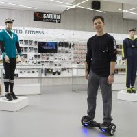 Megatrend vernetzte Fitness: Natürlich hat Saturn Connect die passenden Angebote – und Berater, die auch den „Smart Scooter“ beherrschen. Megatrend vernetzte Fitness: Natürlich hat Saturn Connect die passenden Angebote – und Berater, die auch den „Smart Scooter“ beherrschen.