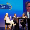 Unter der Moderation von Judith Rakers präsentierten sich die Kontrahenten Dr. Reinhard Zinkann (re.), Miele, und Volker Klodwig, BSH, in Höchstform. Euronics-2016-09