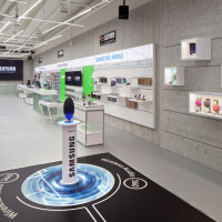 Im Erdgeschoss zeigt Saturn Connect Highlight-Produkte sowie ein „Best of“ von Samsung und Apple. Im Erdgeschoss zeigt Saturn Connect Highlight-Produkte sowie ein „Best of“ von Samsung und Apple.