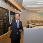 Roland Hagenbucher, Geschäftsführer Siemens Hausgeräte Deutschland, zur Siemens Markenwelt im TTC München: „Die fünf Sinne gibt es nur real und live und das kann man nur hier fühlen und inhalieren.“ TTC-Muenchen-03