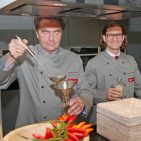 Leben die Neff-Philosophie „Genussküche“ persönlich und voller Leidenschaft : Geschäftsführer Stefan Kinkel (li.) und Marketingchef Dr. Martin Strumpler. TTC-Muenchen-07
