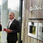 „Gaggenau“, so Geschäftsführer Peter Bruns und Pressereferentin Karin Stengele, „vermittelt in seinem ersten Flagship-Showroom in Deutschland, Wissen zur Veredelung authentischer Rohstoffe und zelebriert Koch- und Genusskultur auf höchstem Niveau.“ TTC-Muenchen-12