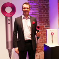 Dyson DACH-Geschäftsführer Alexander C. Schmidt hatte sichtlich Freude mit dem Familienzuwachs. Dyson DACH-Geschäftsführer Alexander C. Schmidt hatte sichtlich Freude mit dem Familienzuwachs.