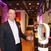 Gleicht ein Ei dem anderen? Stolz auf seine Produkte:
Dyson DACH-Geschäftsführer Alexander C. Schmidt