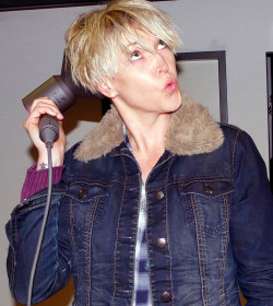 Joa, fühlt sich gut an. Jetzt brauch ich nur noch die passenden Locken.