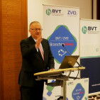 Hans Wienands, Vorsitzender des ZVEI Fachverbandes Consumer Electronics, in seinem Grußwort: „Der BVT/ZVEI Branchendialog ermöglicht einen sinnhaften und notwendigen Austausch von übergeordneten Branchenthemen.“