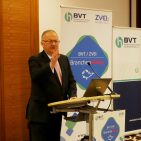 Hans Wienands, Vorsitzender des ZVEI Fachverbandes Consumer Electronics, in seinem Grußwort: „Der BVT/ZVEI Branchendialog ermöglicht einen sinnhaften und notwendigen Austausch von übergeordneten Branchenthemen.“ Hans Wienands, Vorsitzender des ZVEI Fachverbandes Consumer Electronics, in seinem Grußwort: „Der BVT/ZVEI Branchendialog ermöglicht einen sinnhaften und notwendigen Austausch von übergeordneten Branchenthemen.“