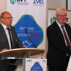 Günter Lehfeld (li), Vorstand expert Wachstums- und Beteiligungs AG, und Volker Müller, Vorstandsvorsitzender der expert AG, referierten über das Konzept der expert Innovationsfiliale Schwerin und gaben erste, sehr beeindruckende Ergebnisse bei Umsatz wie auch bei der Kundenfrequenz preis. Günter Lehfeld (li), Vorstand expert Wachstums- und Beteiligungs AG, und Volker Müller, Vorstandsvorsitzender der expert AG, referierten über das Konzept der expert Innovationsfiliale Schwerin und gaben erste, sehr beeindruckende Ergebnisse bei Umsatz wie auch bei der Kundenfrequenz preis.