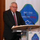 Willi Klöcker, Vorsitzender Bundesverband Technik des Einzelhandels (BVT): „Der Wettlauf zum Kunden ist sportlich gesehen eine olympische Disziplin, der Branchendialog ist unser Trainingsrasen.“ Willi Klöcker, Vorsitzender Bundesverband Technik des Einzelhandels (BVT): „Der Wettlauf zum Kunden ist sportlich gesehen eine olympische Disziplin, der Branchendialog ist unser Trainingsrasen.“