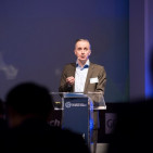 Chris Bücker, Gründer des TCG Retail Summit, begrüßte die Teilnehmer zur 3. Veranstaltung in Amsterdam
