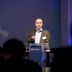 Chris Bücker, Gründer des TCG Retail Summit, begrüßte die Teilnehmer zur 3. Veranstaltung in Amsterdam Chris Bücker, Gründer des TCG Retail Summit, begrüßte die Teilnehmer zur 3. Veranstaltung in Amsterdam