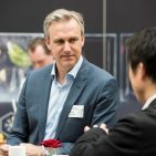 Bernd Laudahn, Geschäftsführer Philips Consumer Lifestyle DACH, im intensiven Gedankenaustausch mit Bo Kajiwara, General Manager Nikon Europe.