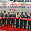 Ready for ribbon cutting: Die Initiatoren der CE China stehen bereit, das rote Band zu durchschneiden.