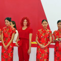 Miss IFA umringt von charmanten chinesischen Hostessen.