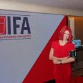 Bernd Laudahn, Geschäftsführer Philips DACH Consumer Lifestyle: „Healthcare ist die Zukunft von Philips.“ Miss IFA assistiert schon mal beim Anlegen eines Blutdruckmessgerätes. Bernd Laudahn, Geschäftsführer Philips DACH Consumer Lifestyle: „Healthcare ist die Zukunft von Philips.“ Miss IFA assistiert schon mal beim Anlegen eines Blutdruckmessgerätes.