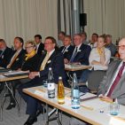 Ein Blick auf die erste Reihe (v.re.): Ehrenmitglied Wilhelm Wackerbeck, die Vorstände Manfred Handke, Marianne Urfey und Maik Hinzmann sowie WIR-Ehrenmitglied Peter Bernreiter. Ein Blick auf die erste Reihe (v.re.): Ehrenmitglied Wilhelm Wackerbeck, die Vorstände Manfred Handke, Marianne Urfey und Maik Hinzmann sowie WIR-Ehrenmitglied Peter Bernreiter.