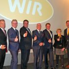 Zwei Vorstände, ein Ziel: Gegenseitige Unterstützung zum Wohle beider Partner. Der Wertgarantie-Vorstand (vertreten durch Hartmut Waldmann, Konrad Lehmann, Patrick Döring und dem Vorsitzenden des Vorstands Thomas Schröder) sowie der WIR-Vorstand mit dem Vorstandsvorsitzenden Manfred Handke, Marianne Urfey und Maik Hinzmann (v.li.n.re.). WIR Vorstände