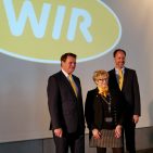 Blicken auf ein gelungenes Jahrestreffen 2016 in Wiesbaden zurück: Der WIR-Vorstand (v.li.) mit Manfred Handke (Vorsitzender), Marianne Urfey und Maik Hinzmann. Blicken auf ein gelungenes Jahrestreffen 2016 in Wiesbaden zurück: Der WIR-Vorstand (v.li.) mit Manfred Handke (Vorsitzender), Marianne Urfey und Maik Hinzmann.