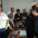 Auf einer gängigen Branchenmesse fast undenkbar: Wenn es die Händler wünschen, wird auch mal die Verblendung eines Siebträgers abgeschraubt, um sein Innenleben zu begutachten.