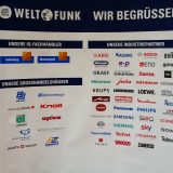 Begrüßung durch die Weltfunk-Großhandelsgruppierung, die im Juni dieses Jahres ihr 50 jähriges Bestehen feierte. Im Übrigen: Die Weltfunk-Großhändler sind die Väter der telering Verbundgruppe. Begrüßung durch die Weltfunk-Großhandelsgruppierung, die im Juni dieses Jahres ihr 50 jähriges Bestehen feierte. Im Übrigen: Die Weltfunk-Großhändler sind die Väter der telering Verbundgruppe.