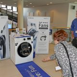 War schon eine echte Herausforderung und ein Geschicklichkeitstest vom Feinsten, um die kleine Kugel durch die „Sockenklappe“ in die Samsung AddWash Waschmaschine zu werfen. War schon eine echte Herausforderung und ein Geschicklichkeitstest vom Feinsten, um die kleine Kugel durch die „Sockenklappe“ in die Samsung AddWash Waschmaschine zu werfen.