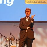 „Das Leben ist zu kurz, um sich zu streiten.“ Über psychologische Fallstricke in der Kommunikation mit Kunden und Mitarbeitern und wie man diese idealerweise vermeidet, referierte Michael Rossié, Sprechtrainer und Coach aus München. „Das Leben ist zu kurz, um sich zu streiten.“ Über psychologische Fallstricke in der Kommunikation mit Kunden und Mitarbeitern und wie man diese idealerweise vermeidet, referierte Michael Rossié, Sprechtrainer und Coach aus München.