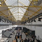 Die ehemalige Werkshalle gab dem Event „AEG Reloaded“ den idealen Rahmen, verlieh der Veranstaltung eine spannende, hoch emotionale Note. Die ehemalige Werkshalle gab dem Event „AEG Reloaded“ den idealen Rahmen, verlieh der Veranstaltung eine spannende, hoch emotionale Note.