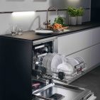 Der ComfortLift aus der Mastery Range von AEG ist sprichwörtlich ein entgegenkommender Geschirrspüler. Bücken, strecken, einräumen, das war gestern. Die innovative Geschirrspülmaschine besitzt eine untere Geschirrablage, die bei Bedarf ganz einfach nach oben gleitet. Herrlich bequem. Der ComfortLift aus der Mastery Range von AEG ist sprichwörtlich ein entgegenkommender Geschirrspüler. Bücken, strecken, einräumen, das war gestern. Die innovative Geschirrspülmaschine besitzt eine untere Geschirrablage, die bei Bedarf ganz einfach nach oben gleitet. Herrlich bequem.